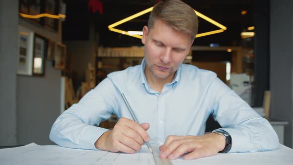 Mature man at work alt