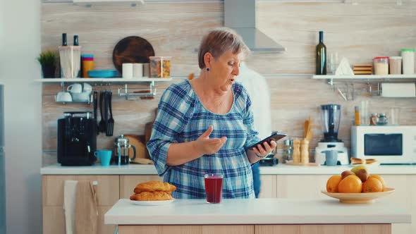 Video Chat with Family alt