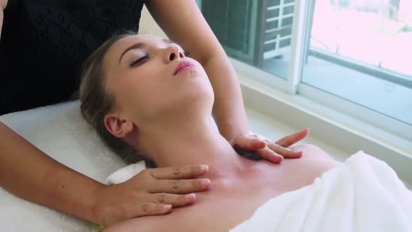 Blonde Business Woman Working at Modern Office alt