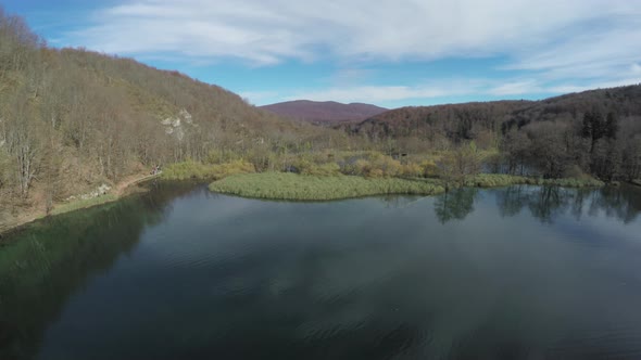 Aerial view of a lake in Plitvice Park alt