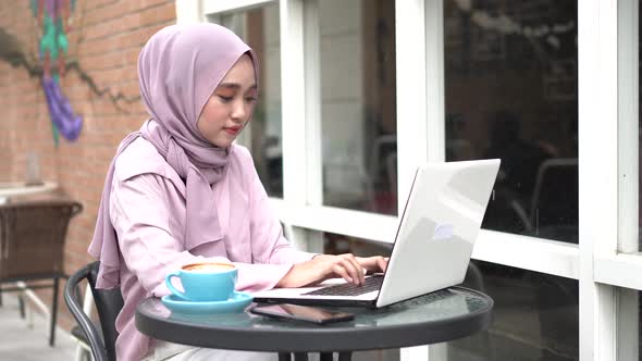 Asian business woman working at cafe