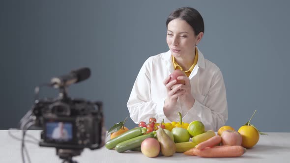 Professional nutritionist shooting a video for her channel alt