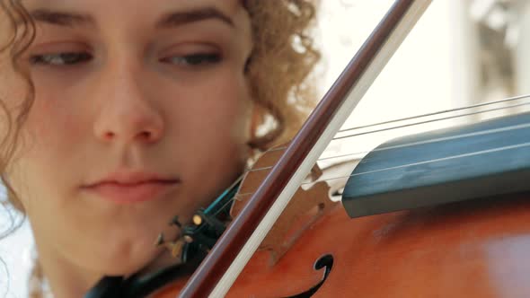 young curly blond woman the violinist: Musician playing violin