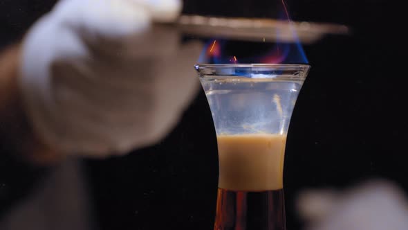 Sprinkling with cinnamon burning short drink