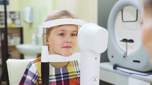 Ophthalmological Examination of the Girl on the Corneo Topographer alt