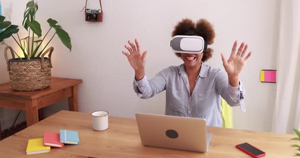 Senior african woman using virtual reality headset - Technology and lifestyle concept