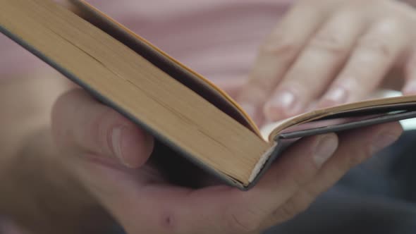 Male Hands Leafing Through the Pages of the Book Indoors Close-up. Concept of Knowledge, Education alt