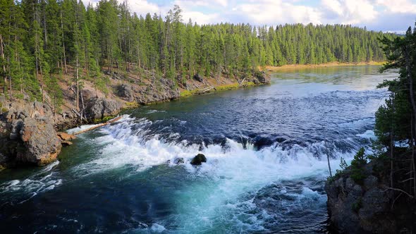 Yellowstone River in Yellowstone National Park in Wyoming alt