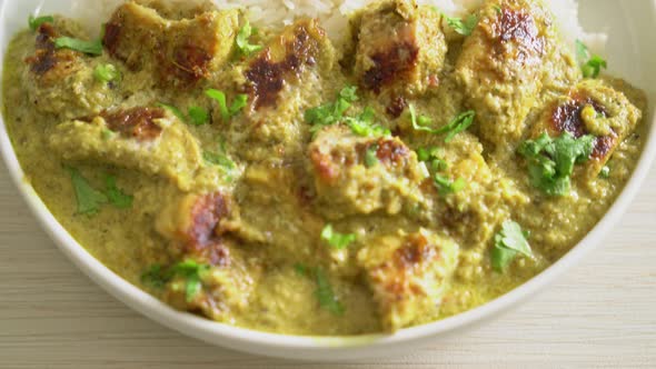 Afghani chicken in green curry or Hariyali tikka chicken hara masala with rice - Asian food style alt