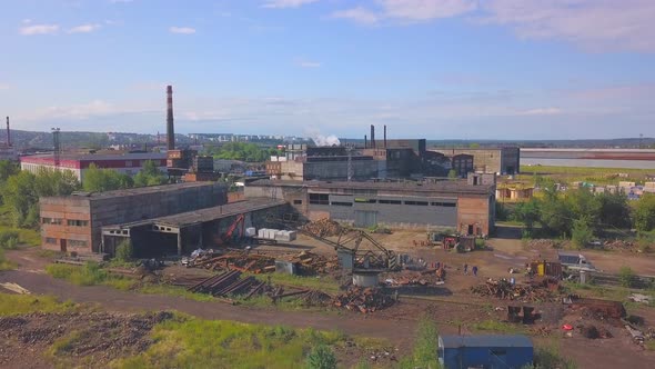 A large factory with pipes from which smoke alt