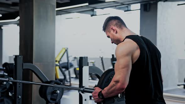 Man Bodybuilding Weight Lifting in a Gym Fitness Training alt