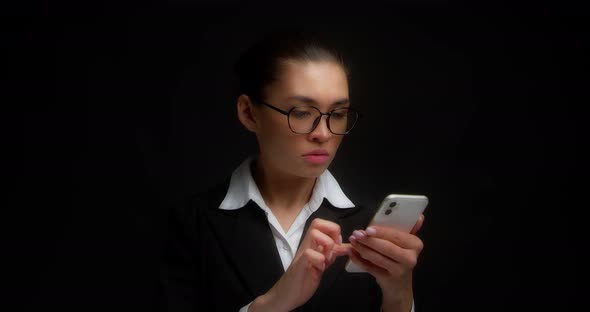 Business Woman is Shocked By the Message She Read on Her Smartphone