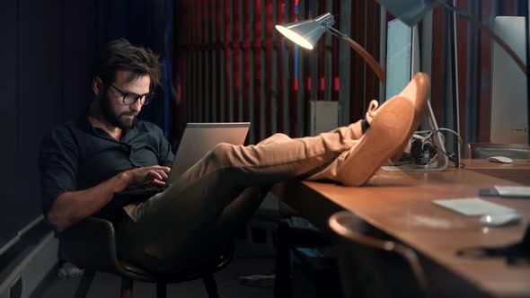 Supervisor Analyze Consulting Solution. Corporate Trainer Instructing  Staff.Busy Corporate Coworkeρ alt