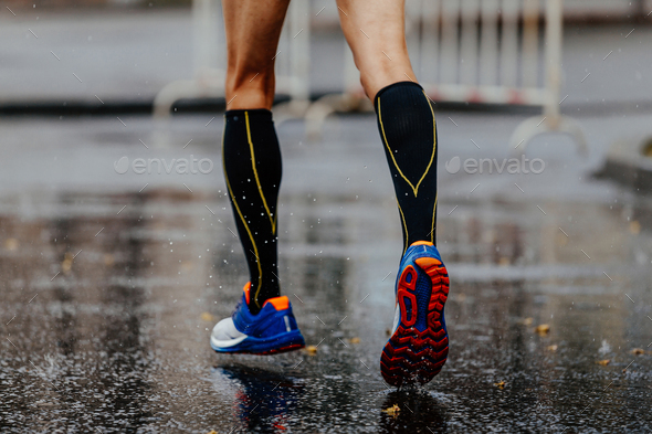 feet male runner in compression socks