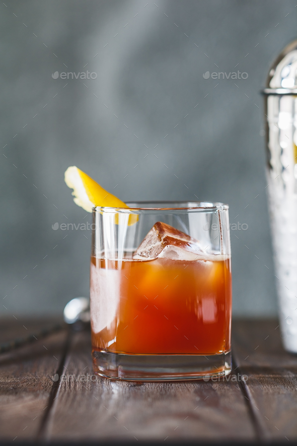 The alcoholic Surfer on Acid cocktail in a old-fashioned glass with a lemon wedge.