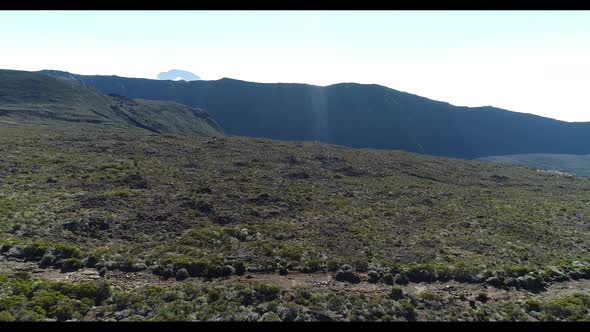 Panorama par drone d'un paysage volcanique 4K