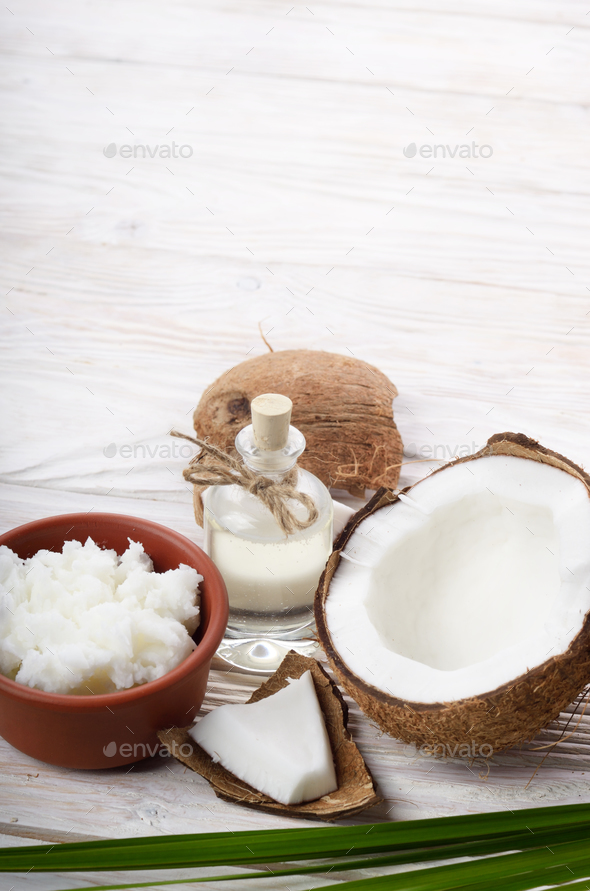 Background of coconut, coconut shell, oil in clay bowl and glass Stock ...