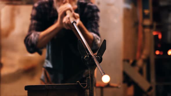 Glassblower free blowing glass alt