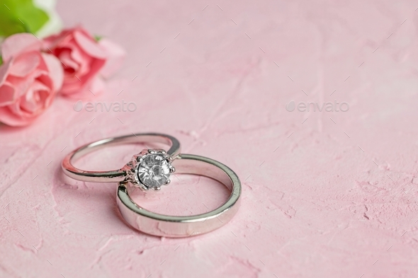Cặp nhẫn cưới bạc là biểu tượng tinh tế cho tình yêu của hai người. Hãy ngắm nhìn hình ảnh đôi nhẫn cùng với thiết kế phong cách đơn giản nhưng không kém phần sang trọng.