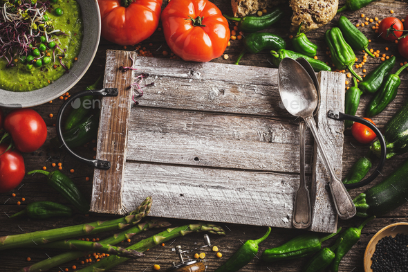 Cùng theo dõi hình ảnh về rau củ tươi sạch được sắp xếp đẹp mắt trên nền gỗ tự nhiên, sẽ giúp chúng ta hiểu thêm về món ăn lành mạnh và giúp cho bữa ăn thêm phong phú và hấp dẫn.