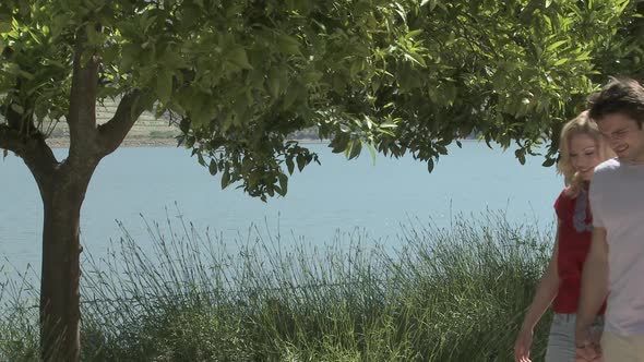Couple walking by douro river alt