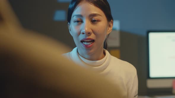 young Asia businessmen and businesswomen meeting brainstorming some new ideas about project. alt