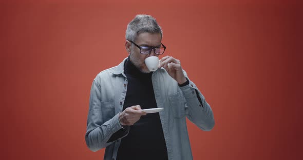 Man Complaining About Coffee alt