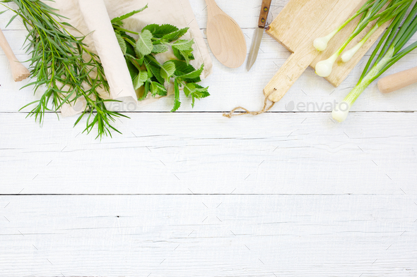 Nhà bếp với nền gỗ trắng tạo ra không gian sạch sẽ và tiện nghi. Hãy xem hình ảnh để khám phá trọn vẹn vẻ đẹp của nó và cảm nhận sự đơn giản mà đầy chất lượng.