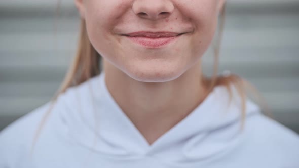 Smile of a Bright Teenage Girl Close Up alt