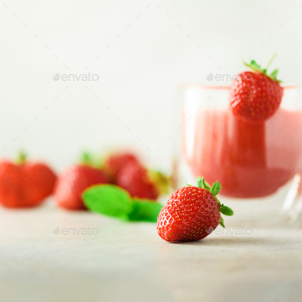 Download Square Strawberry Smoothie Bottle / Pin On Beverage Bottles - A bottle of innocent seriously ...