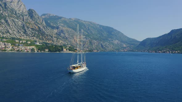 Sailing Yacht in the Water Against the Backdrop of the Mountains White Sailingboat in the Bay of alt
