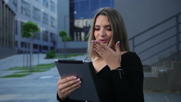 Beautiful Young Woman Using Tablet in the City alt