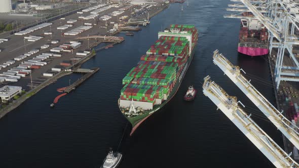 Tugboats And Cargo Ship Fully Loaded With Intermodal Containers For Shipping On Blair Waterway. Husk alt