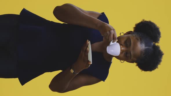 Young Woman Drinking Coffee alt