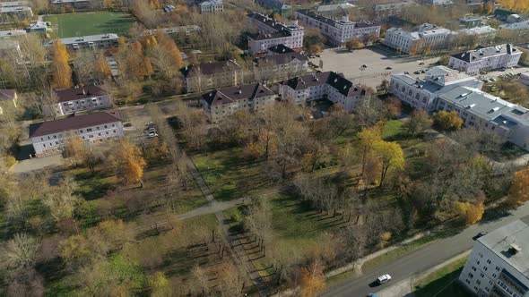 Aerial view of park next to house of culture and three-story and five-story houses 54 alt