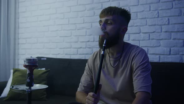 Smoking Hookah at Home alt