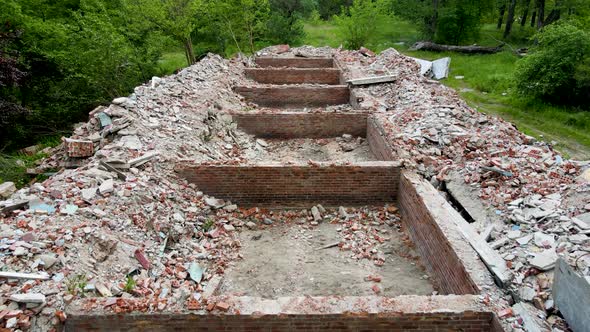 Remains of a destroyed building alt