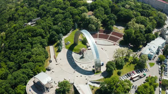 Drone footage Aerial view of Friendship of Nations Arch in Kiev, Ukraine	 alt
