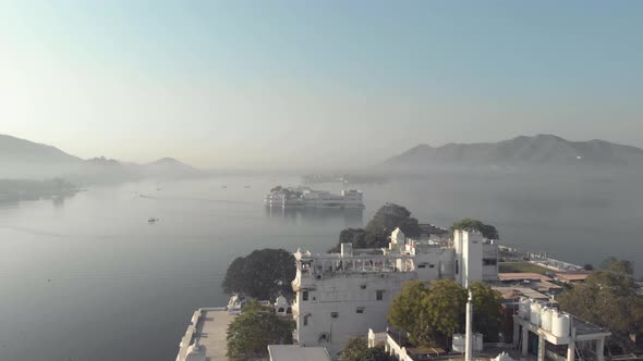 Panoramic of Lake Pichola and Taj Lake Palace from Ambrai Ghat in Udaipur, Rajasthan, India alt