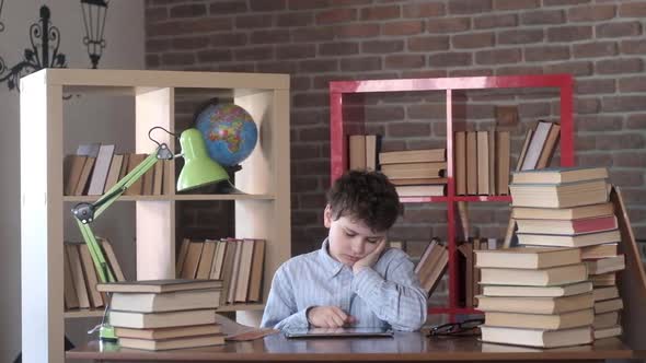 Education school. Digital technologies schools. Home education. Online training. alt