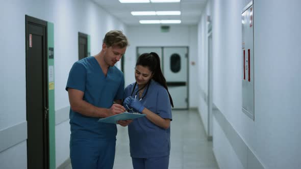 Doctor Consulting Colleague Woman in Hospital alt