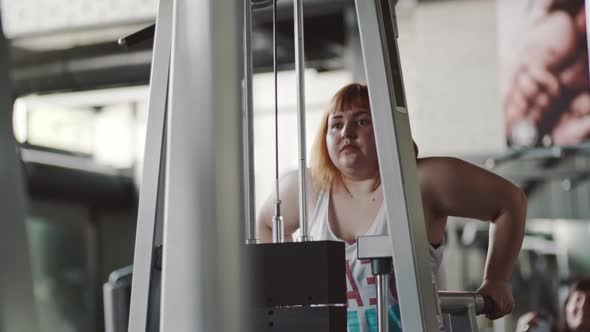 Fat Woman Doing Dips to Lose Weight alt