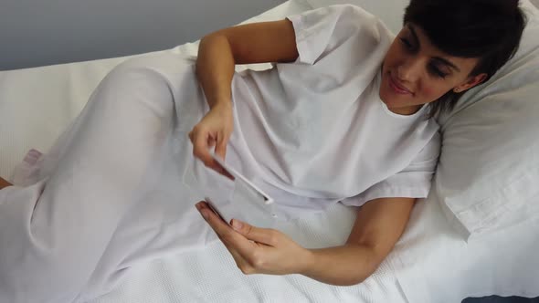 Pregnant woman examining ultrasound scan alt