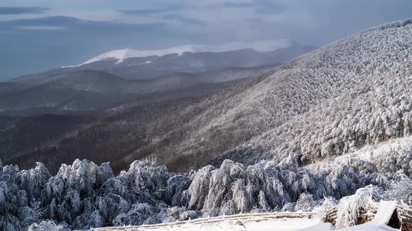 Moving mists over the snow-covered mountain slopes alt