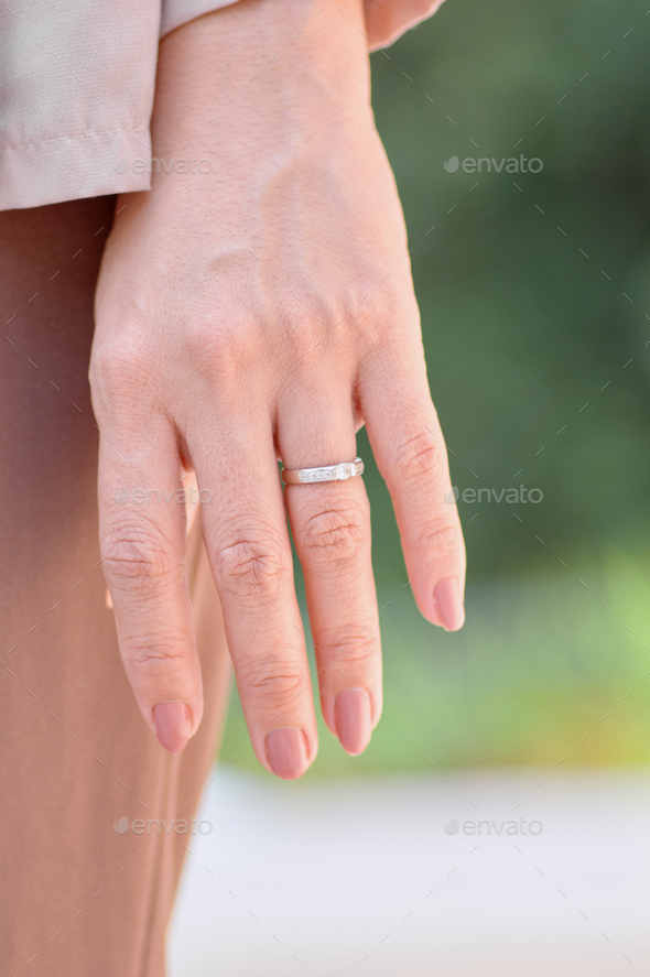 Married woman online ring hand