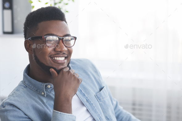 tryk gør ikke protektor Portrait of handsome smiling african american man in glasses Stock Photo by  Prostock-studio