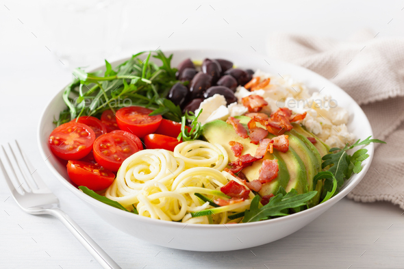 ketogenic lunch bowl: spiralized courgette with avocado, tomato, - Stock Photo - Images