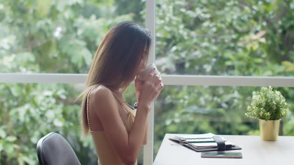 Young beautiful woman take a break at coffee shop alt