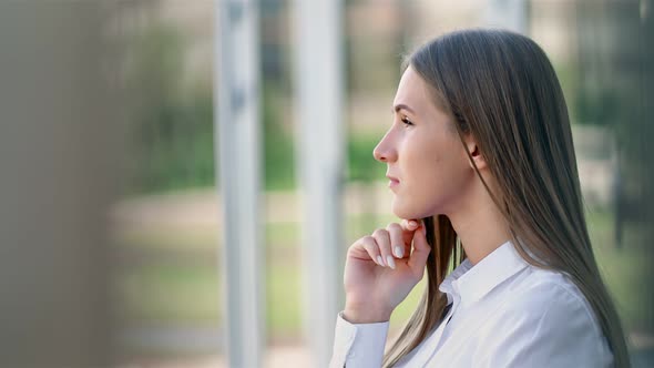 Side View Young Businesswoman Thinking About Something Very Important for Work alt