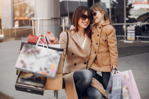 Mother and daughter with shopping bag in a city